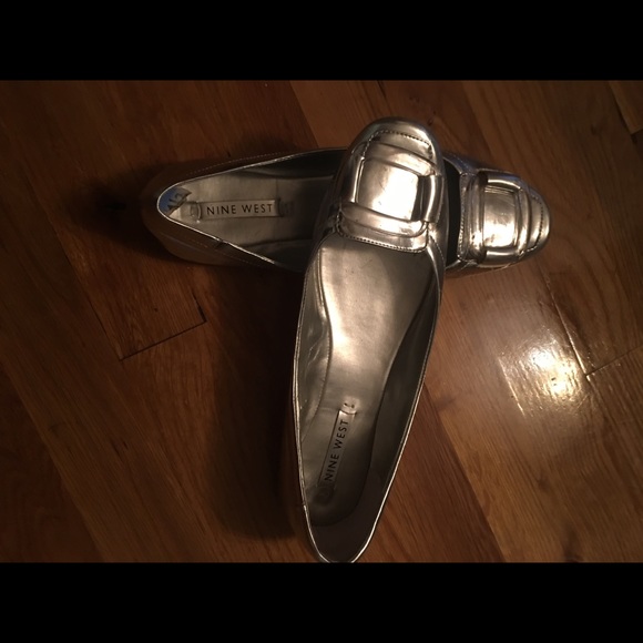 Silver size 7.5 Nine West flats - Picture 3 of 5